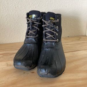 Sperry rain boots in black color!
